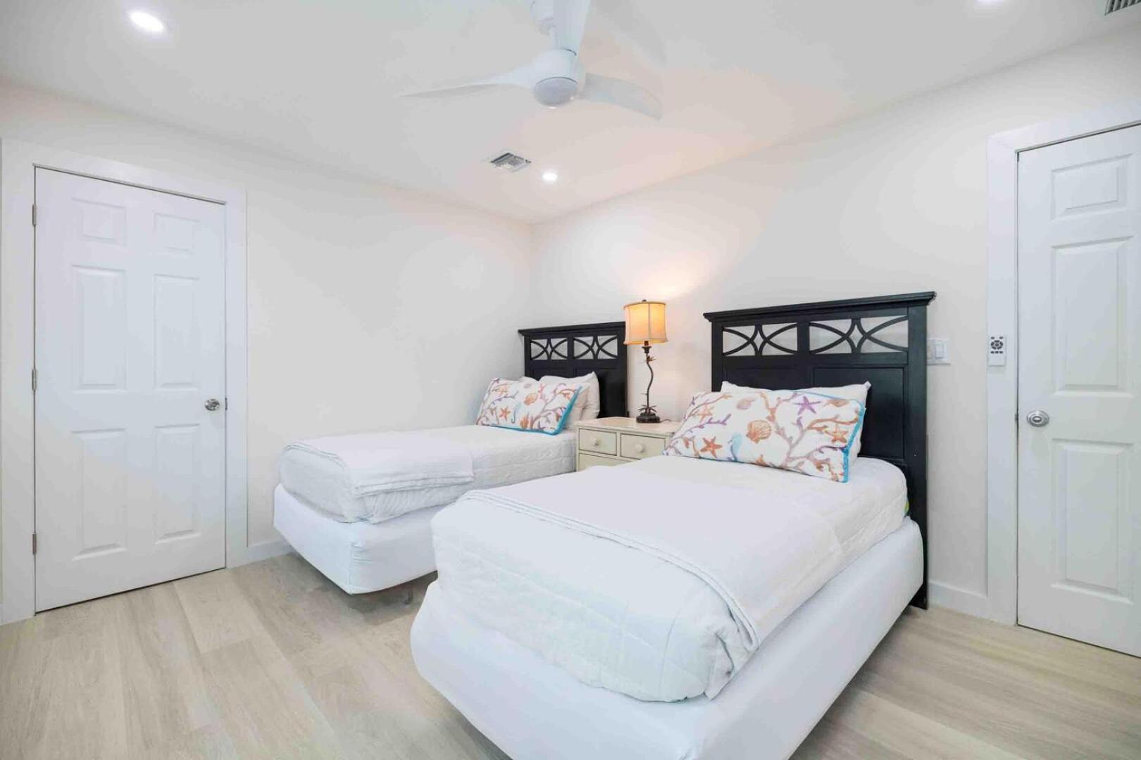 Thatch Hill - Renovated Beach House With Pool, Short Walk To The Rum Point Club Driftwood Village 外观 照片