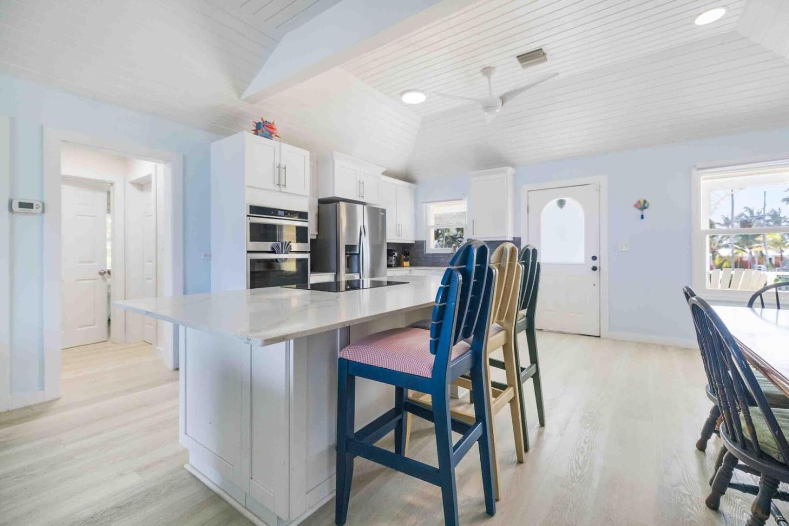 Thatch Hill - Renovated Beach House With Pool, Short Walk To The Rum Point Club Driftwood Village 外观 照片