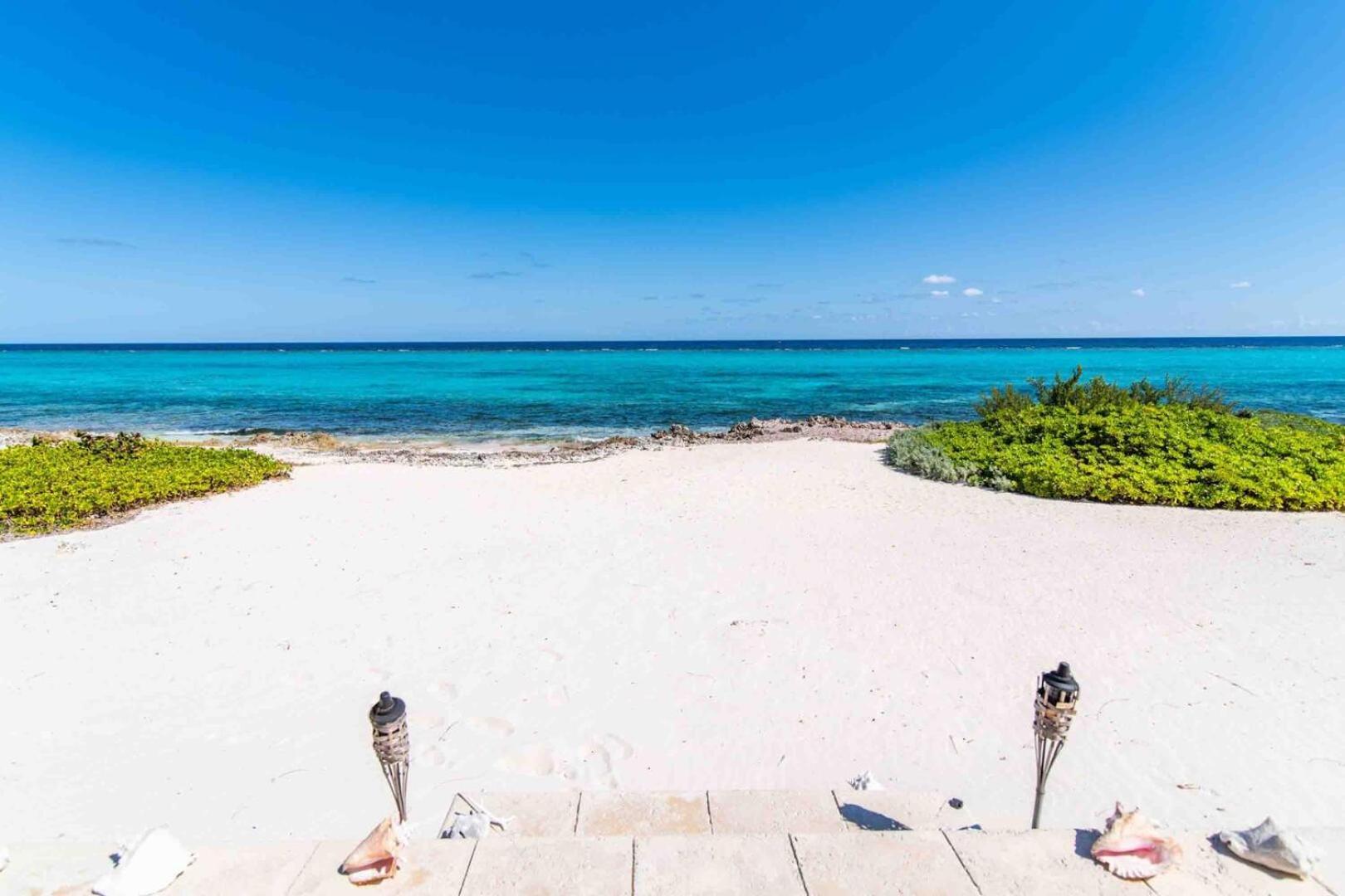 Thatch Hill - Renovated Beach House With Pool, Short Walk To The Rum Point Club Driftwood Village 外观 照片
